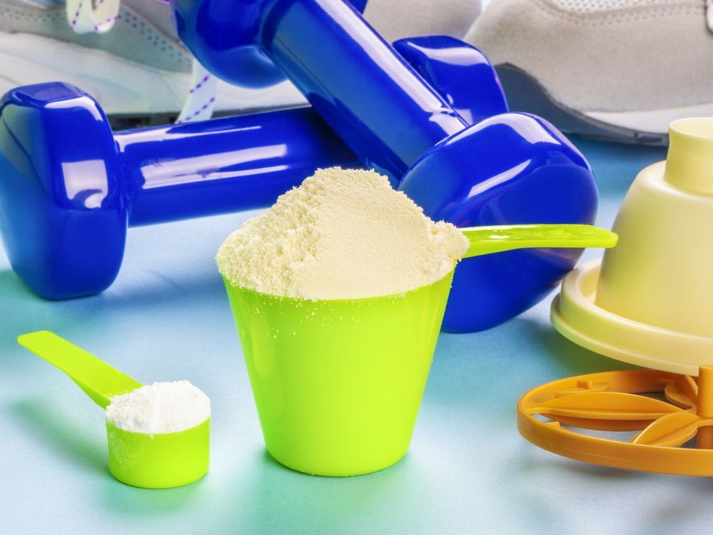 משקולות אבקת חלבון ואבקת קריאטין